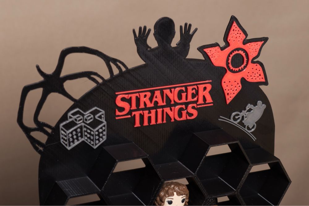 Półka Stranger Things na figurki Funko Pop Kinder Joy