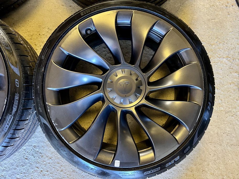 Komplet kół letnich TESLA Uberturbine 235/35R20. Felgi 5x114.3.