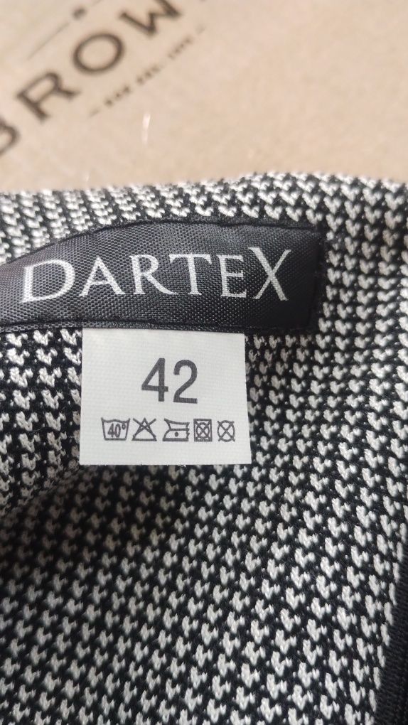 Rozkloszowana sukienka Dartex 42/44 idealna do biura wzór pipetka