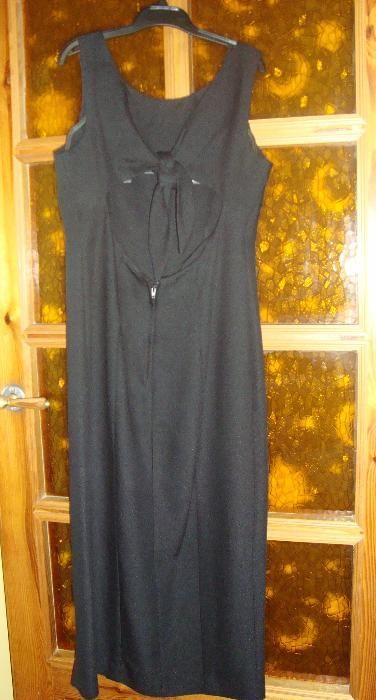 czarna suknia wiązana na plecach