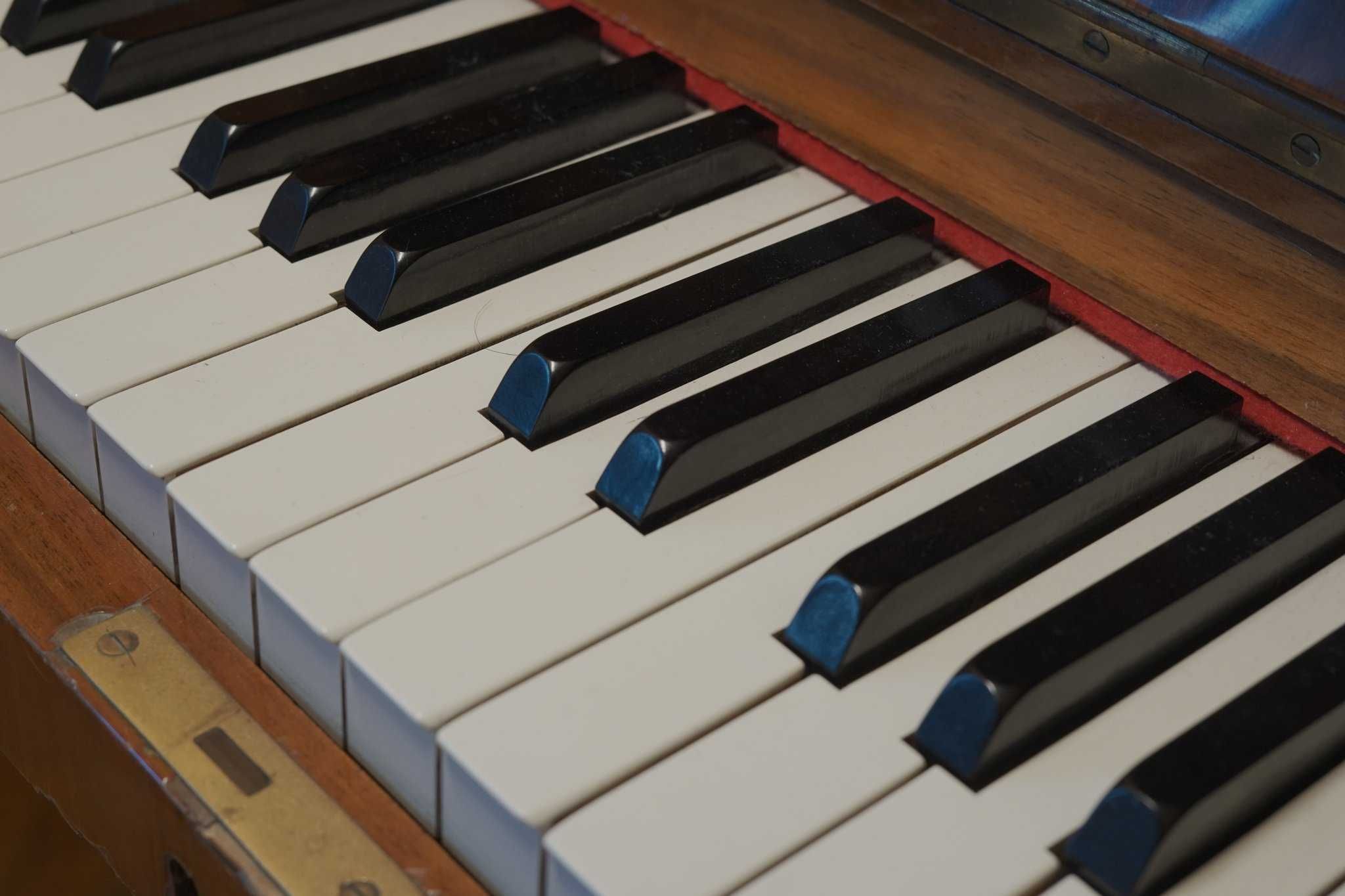 Pianino Legnica - zadbane, ładny dźwięk, używane