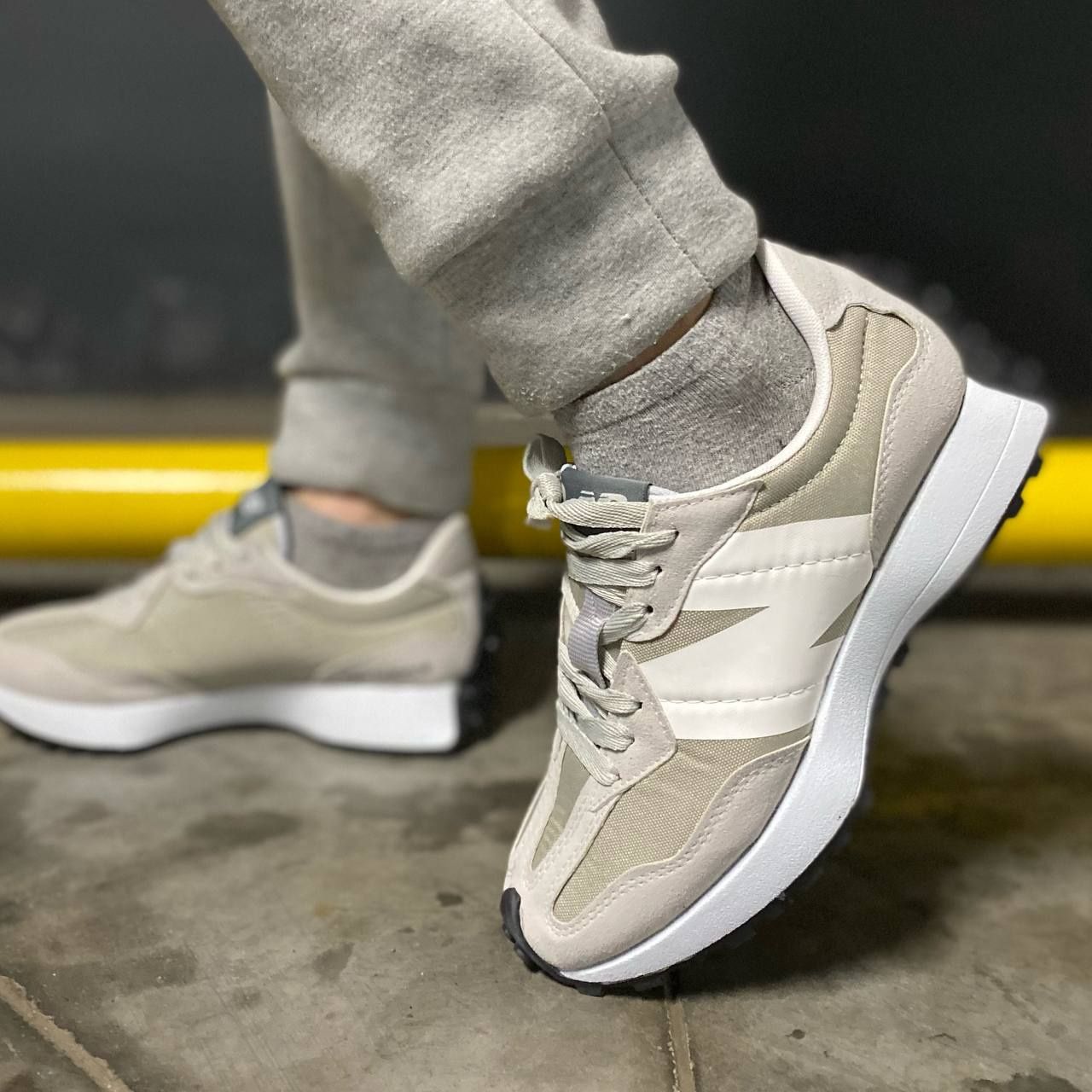 Красовки New Balance 327 white