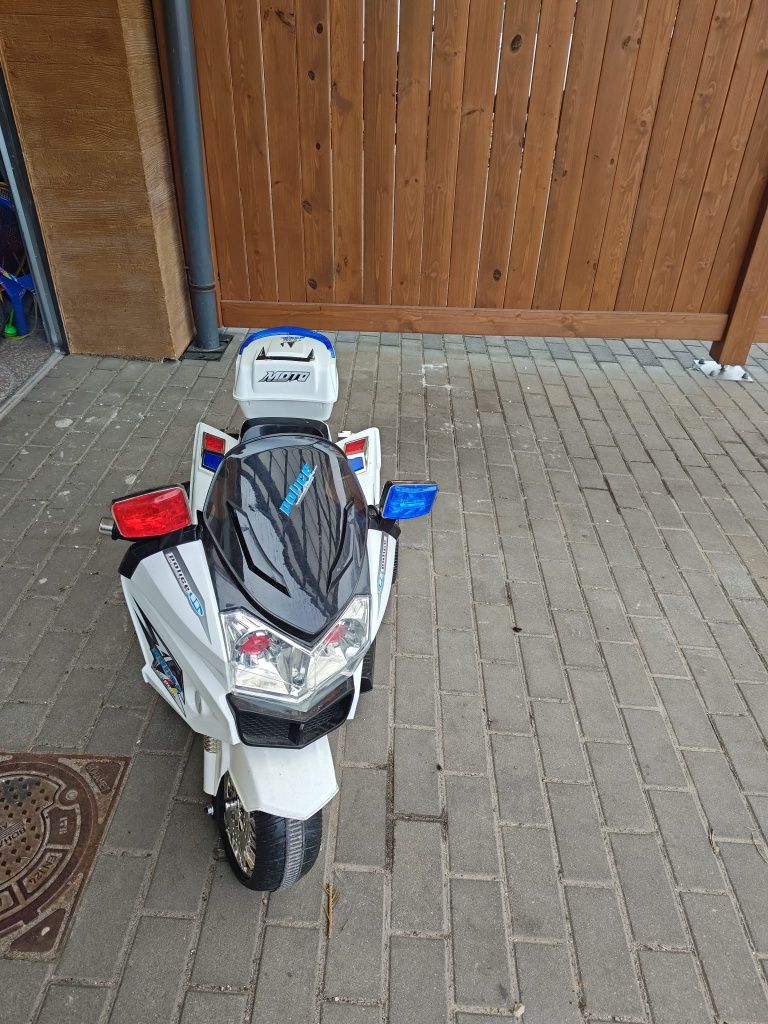 Motor na akumulator policja
