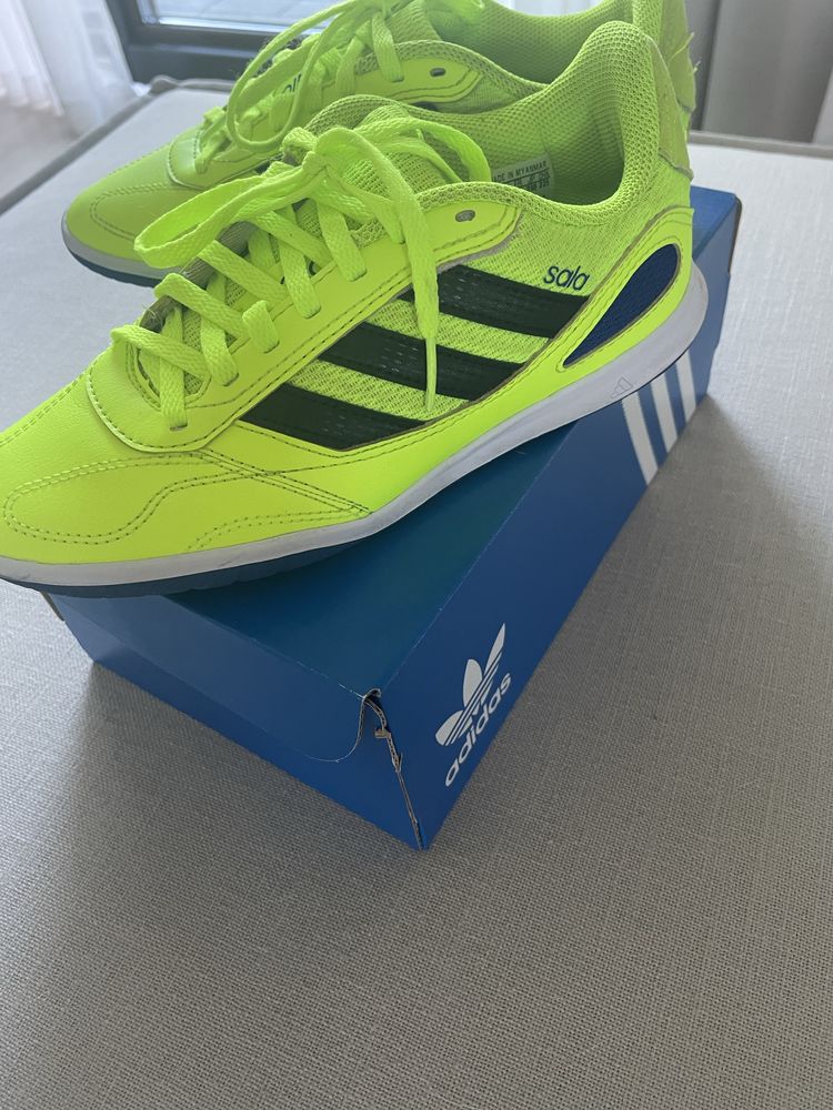 Buty Adidas Sala rozm. 36. 2/3 - stan bardzo dobry