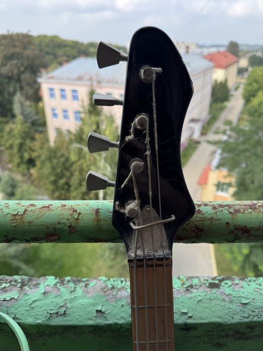 Вінтажна гітара потребує реставрації