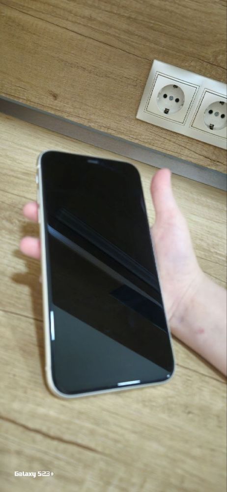 iphone 11 білого коліру 128gb