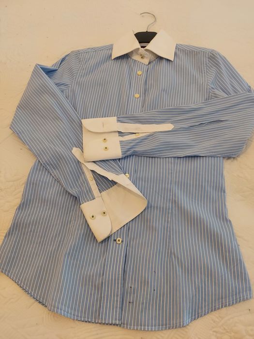 Camisa feminina da Sacoor riscas azuis e brancas