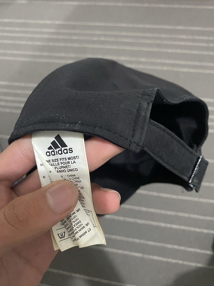 Chapeu adidas em bom estado