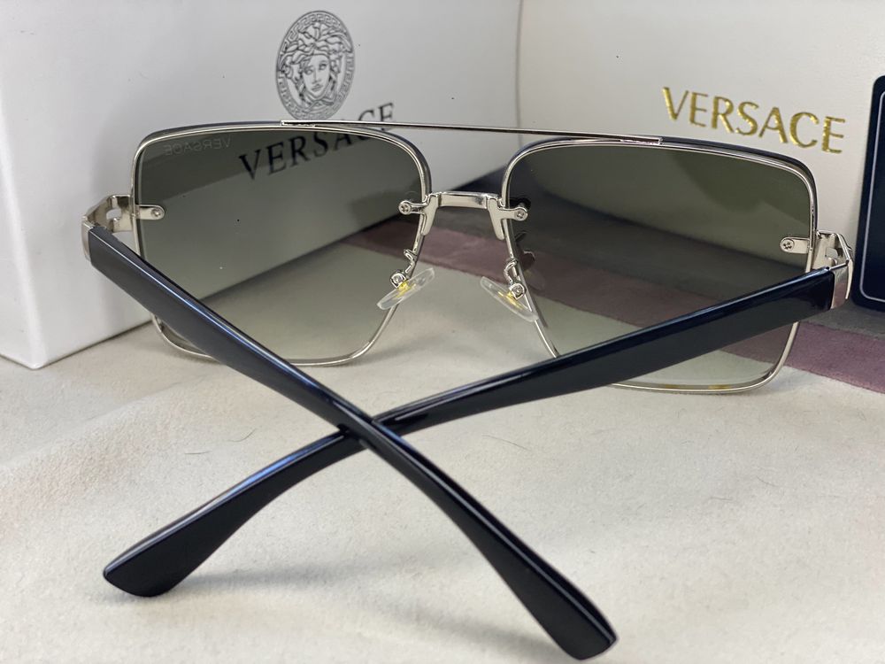 Солнцезащитные очки Versace.