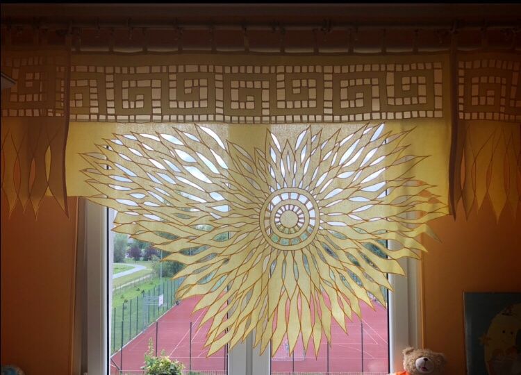 Słoneczna firanka  ozdoba okna