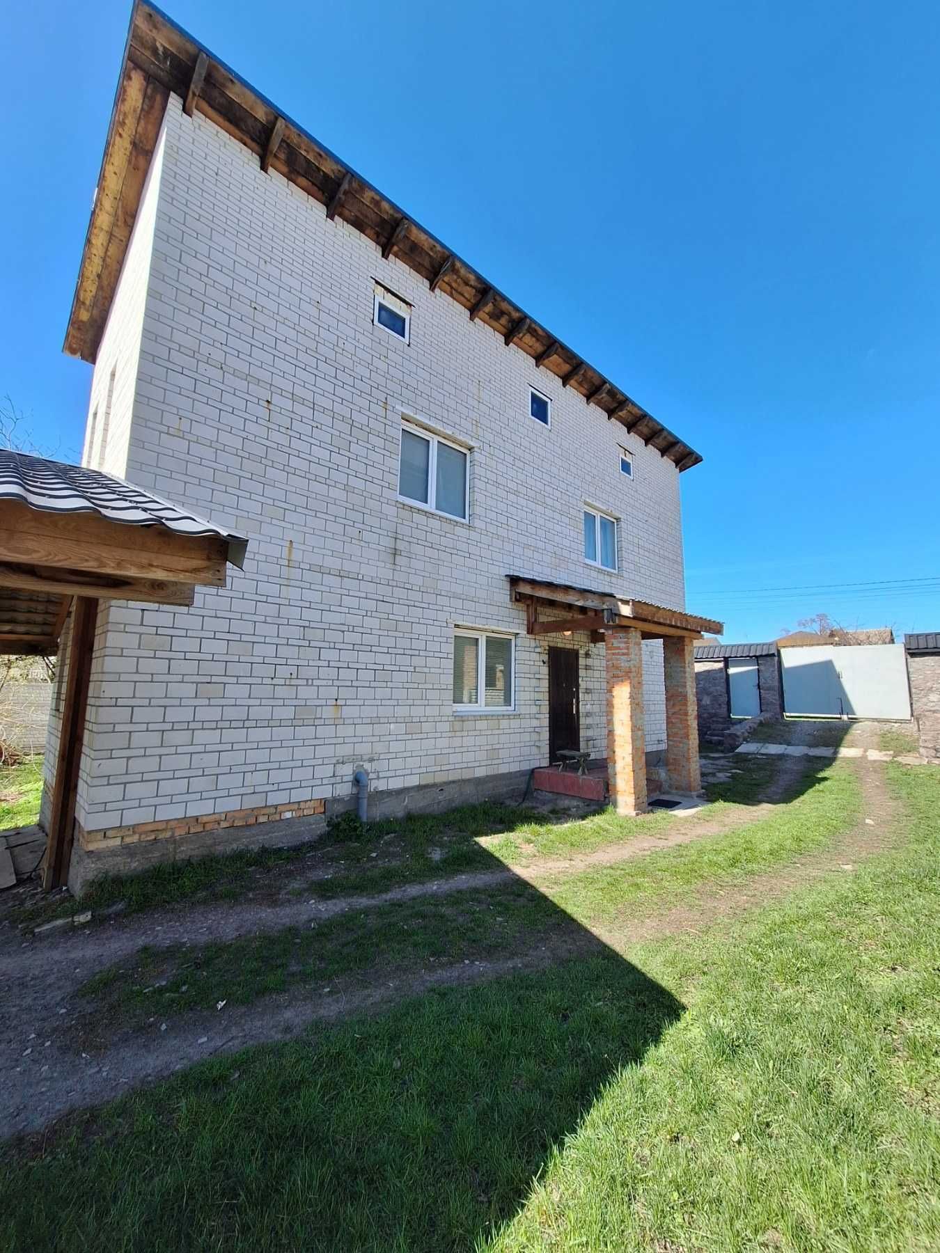 Продам 2-х поверховий будинок 156м2 на ділянці 13 сот, гарний стан.