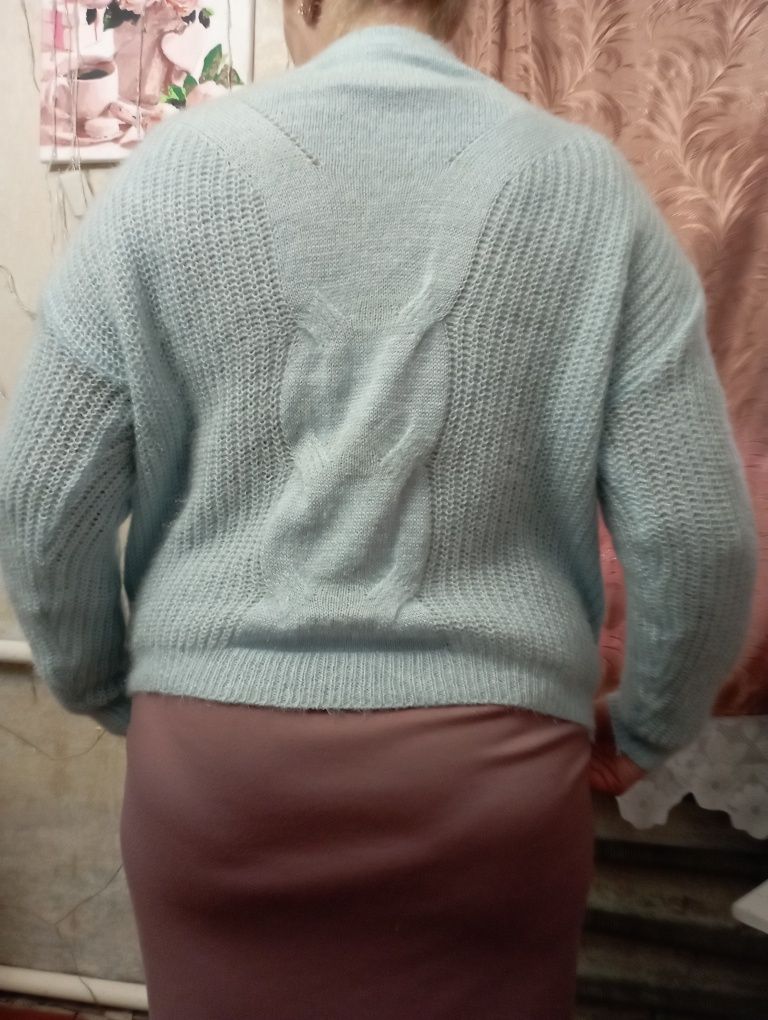 Продам женский мягенький свитерок