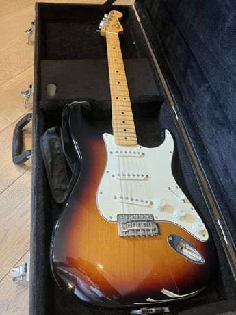 Fender stratocaster mn (w zestawie z futeralem, paskiem i kablem)