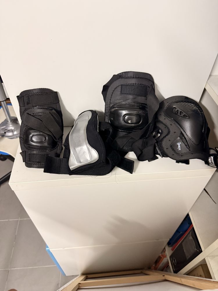 Joelheiras, cotoveleiras e protetores de pulsos para patins ou skate.