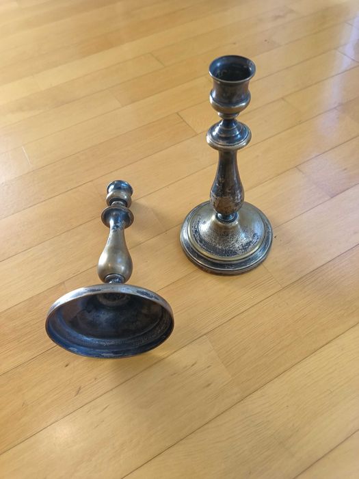 Para starych, francuskich świeczników firmy Christofle.