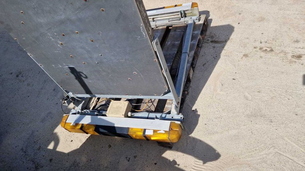 Koguty ostrzegawcze na auto tablica led podnoszona hydraulicznie