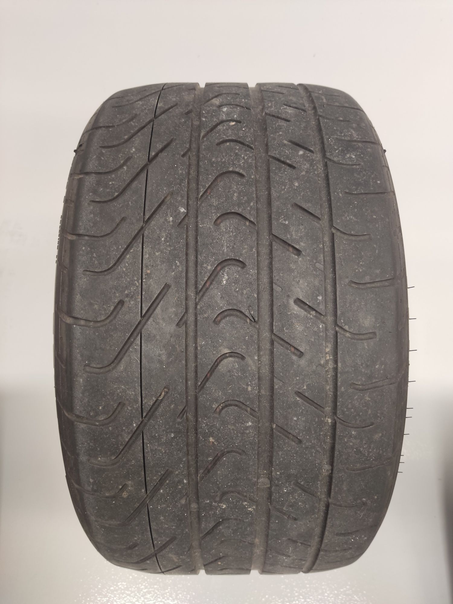 Pneus Aston Martin Pirelli Pzero Corsa 295/30 R19 e 255/35 R19
