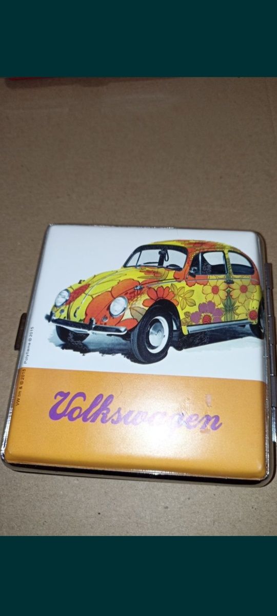 pierośnica z logo lub wizerunkiem Volkswagena.
Papierośnice ja