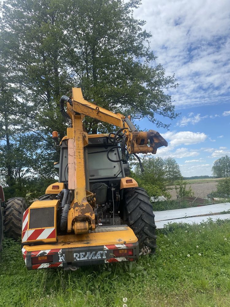Ciągnik Renault Ergos z kosiarką bijakową na wysięgniku mulczer