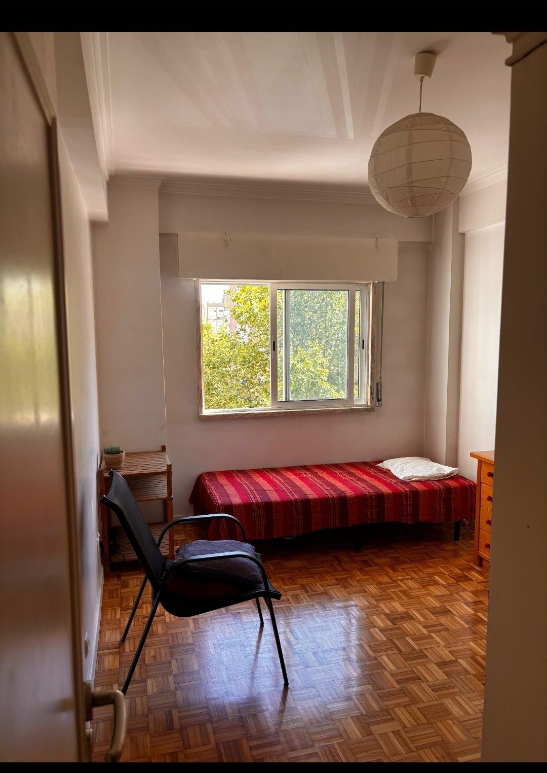 Quarto espaçoso, Linha Azul, Lisboa, Encosta do Sol,  só rapariga