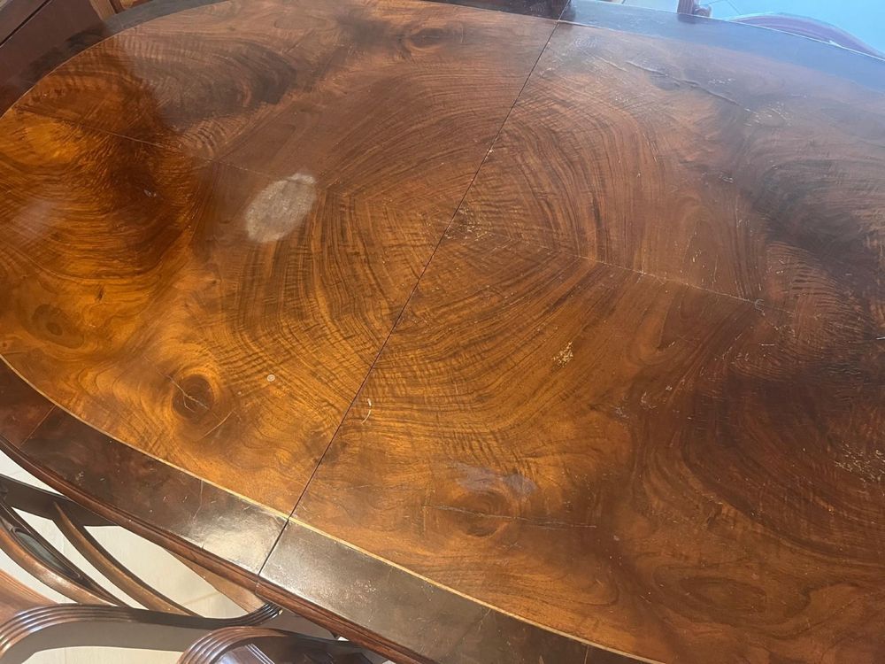 Mesa de madeira maciça extensível e 8 cadeiras