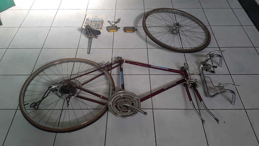 Bicicleta de corrida antiga para restauro