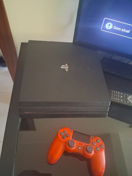 Vendo ps4 pro de 1 TB + Comando vermelho