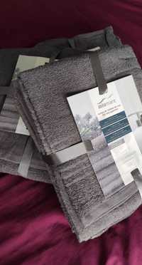 Quatro sets de toalhas de cor cinza