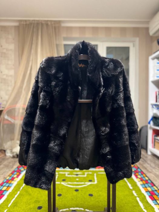 Шуба з норки . Чорного кольору
