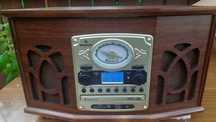 Multimedialny odtwarzacz CD, radio FM/AM, USB i SD, gramofon i magnet.