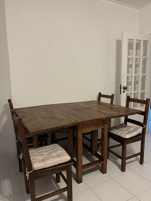 Mesa em madeira maciça que abre e fecha abas + 4 cadeiras