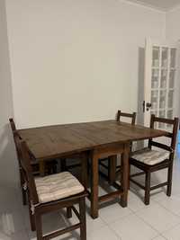 Mesa em madeira maciça que abre e fecha abas + 4 cadeiras