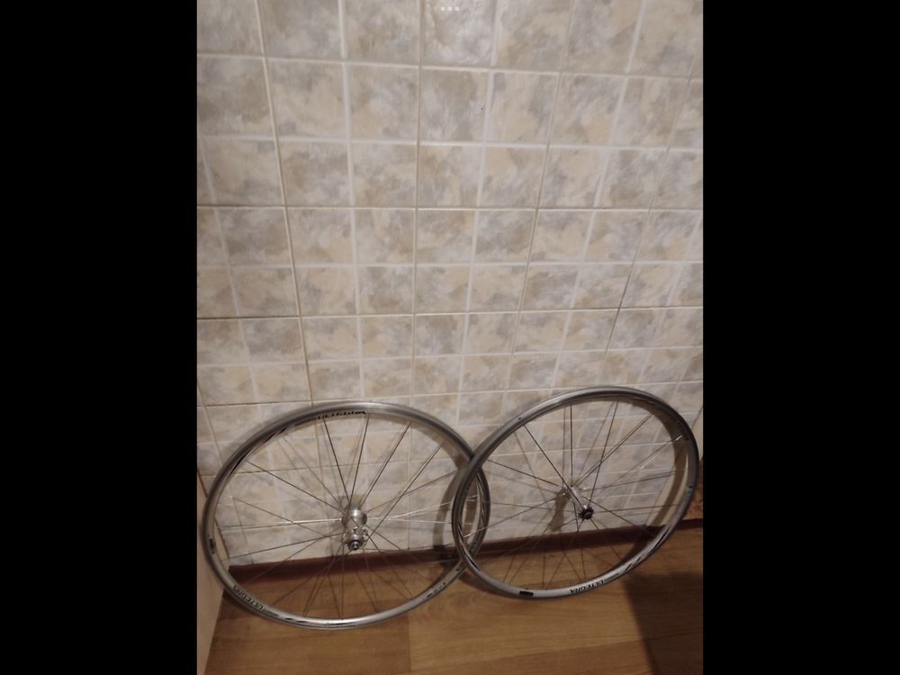 Колеса шоссейные 28 дюймов shimano ultegra WH-6600