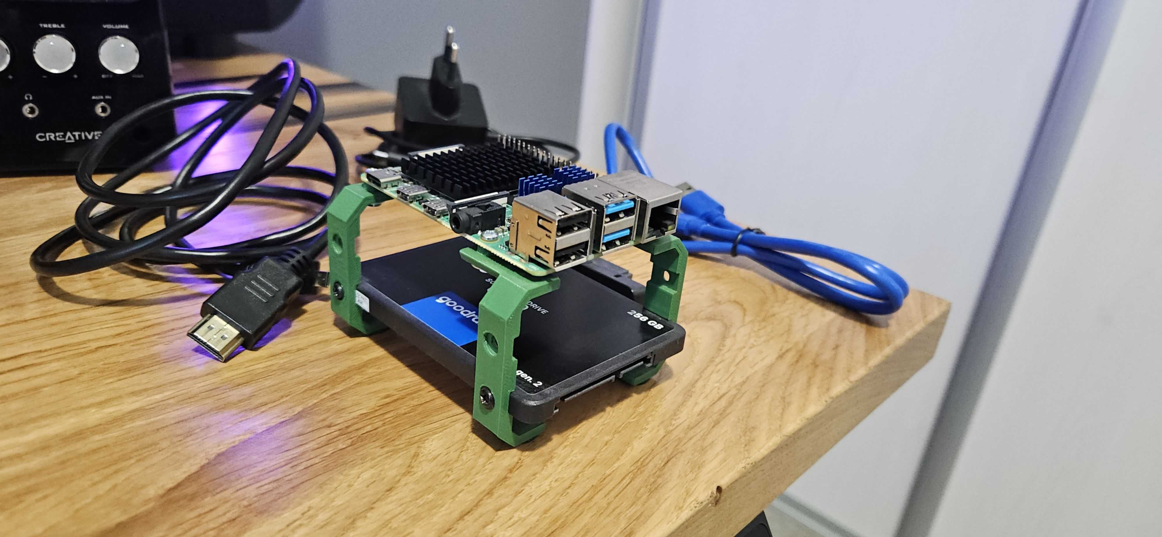 Raspberry Pi 4 Model B 4GB + SSD 256GB + stelaż