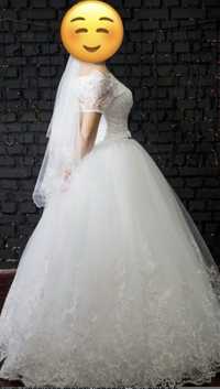 Дуже гарна весільня сукня розмір 44