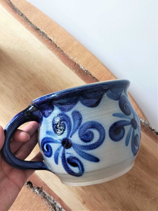 Zestaw glinianych naczyń, kamionka i wazon. Ozdobne dzbanki. Dzban.