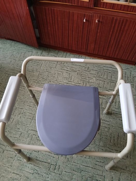 Стілець, туалет, мет. Складний для не мобільних людей