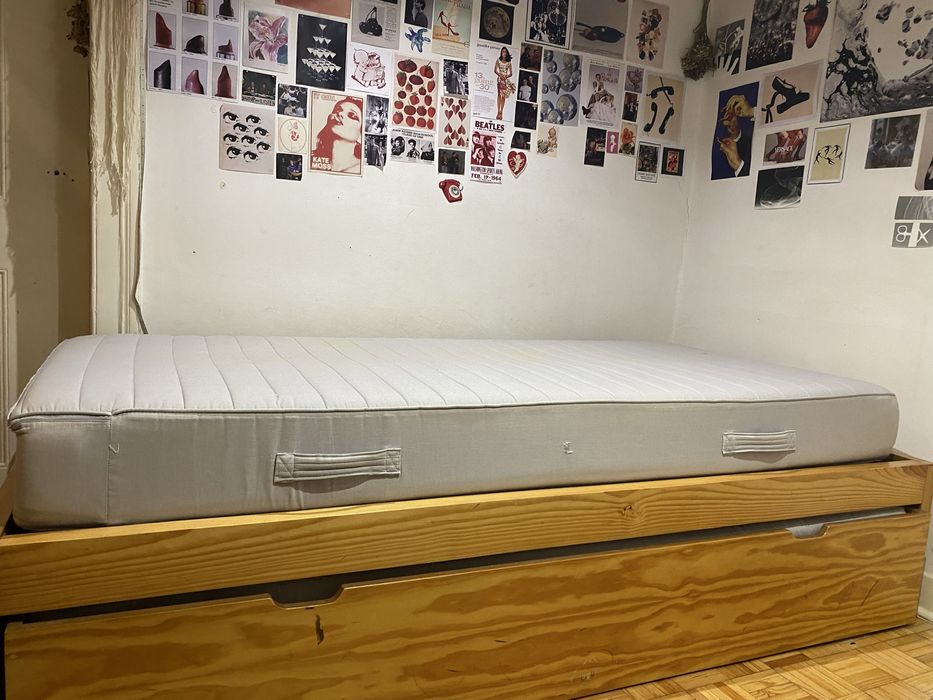 Dupla cama de solteiro com colchões