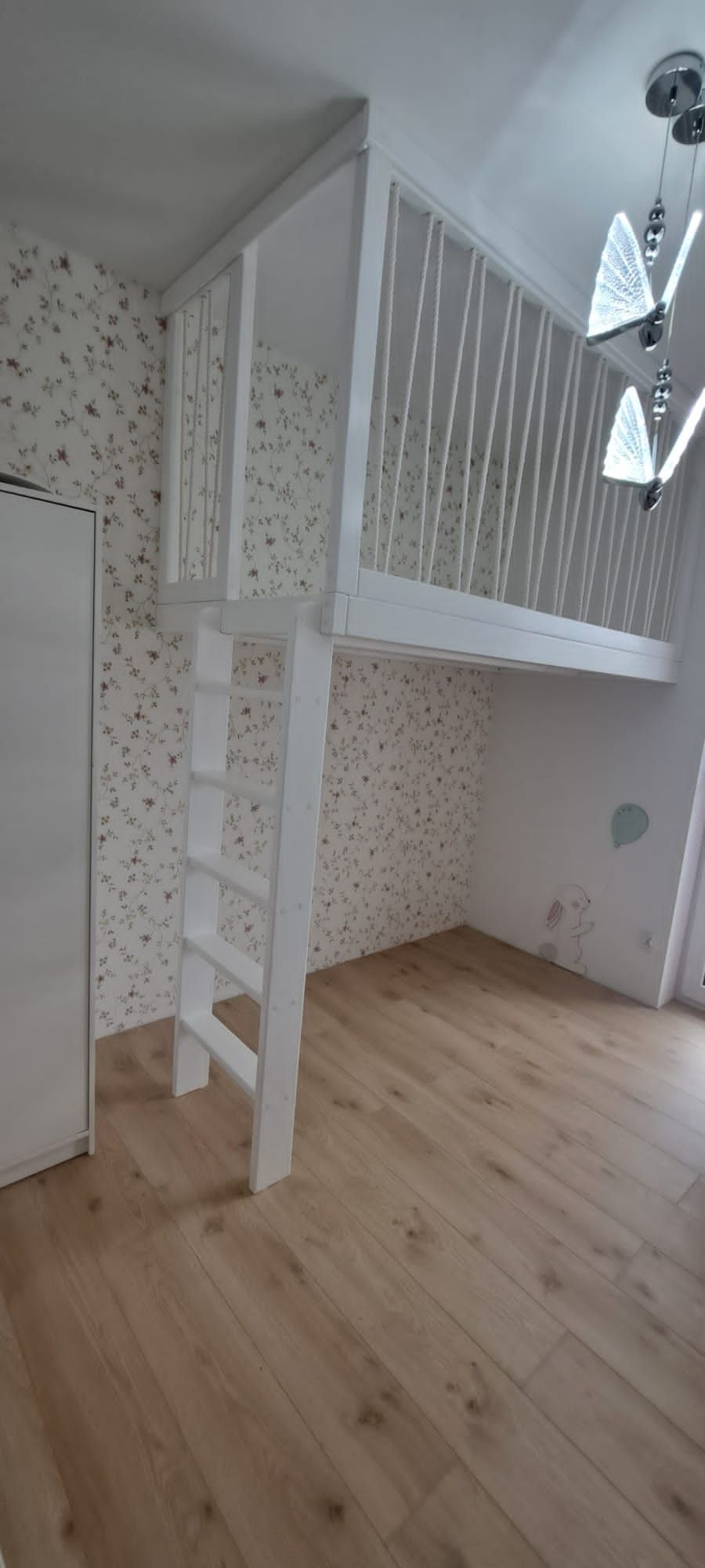 Łóżko piętrowe na antresoli z liną