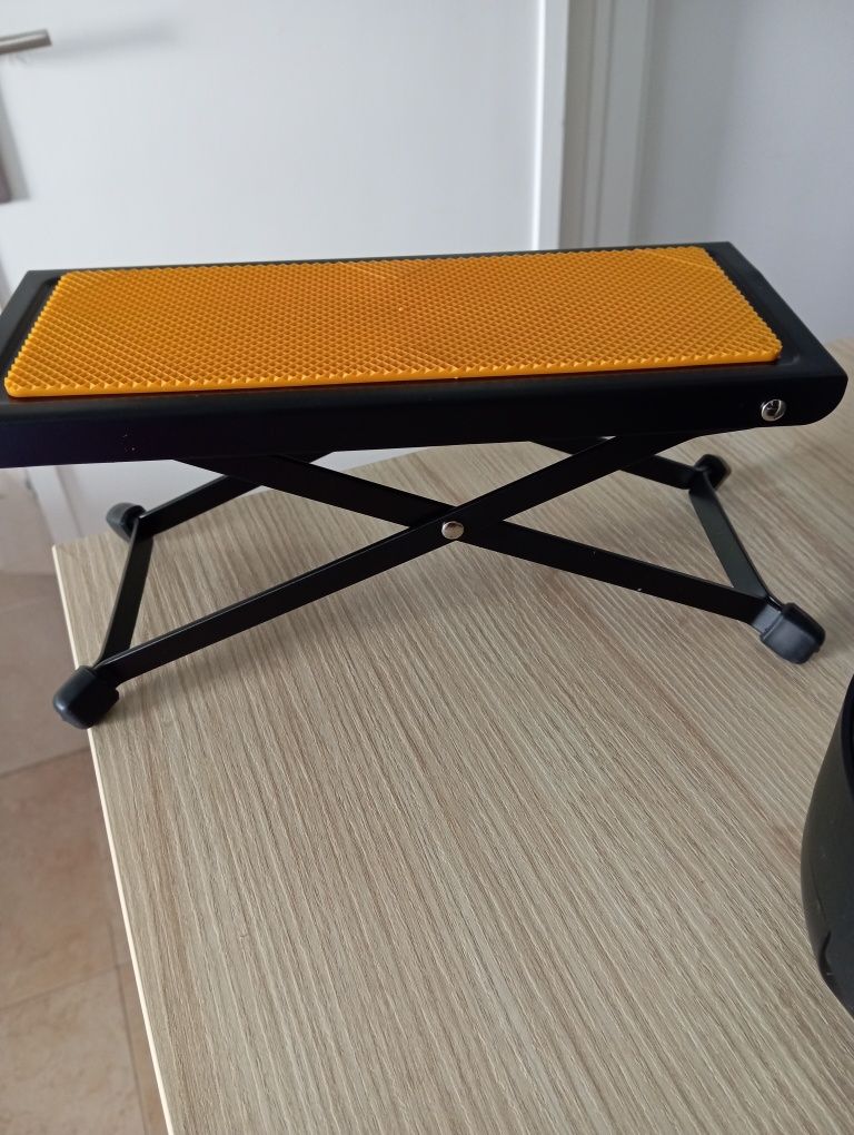Apoio metálico para pé ao tocar instrumentos
