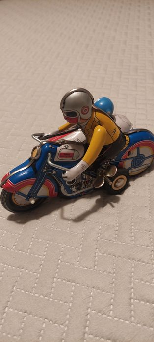 Brinquedo de lata e corda