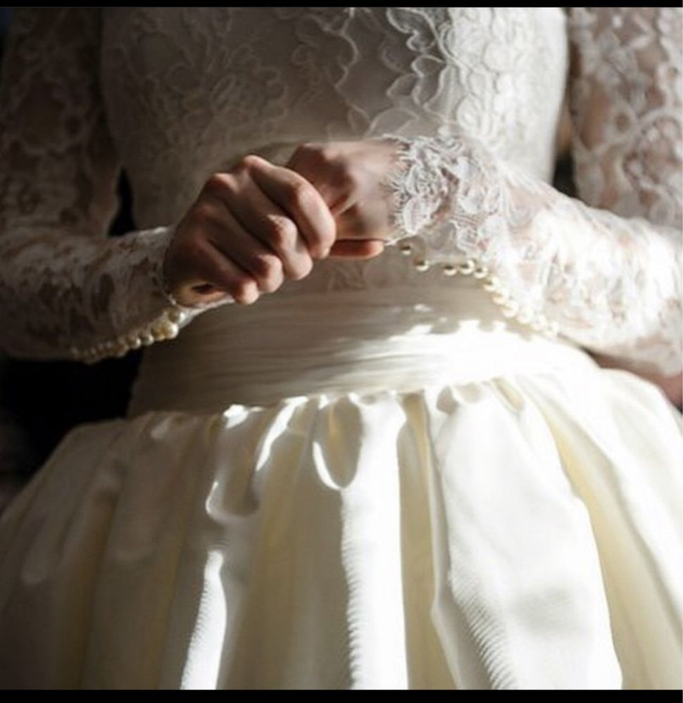 Весільна сукня зі шлейфом
