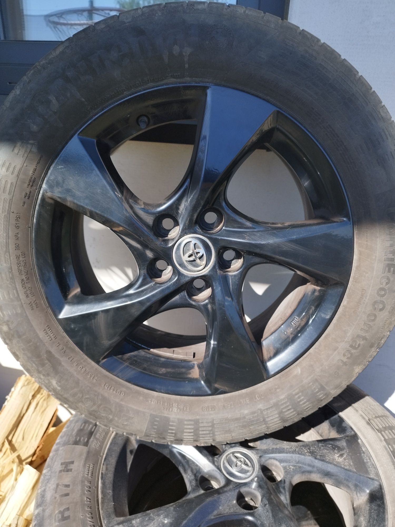 Sprzedam komplet 4 felg R17  z oponami do Toyoty