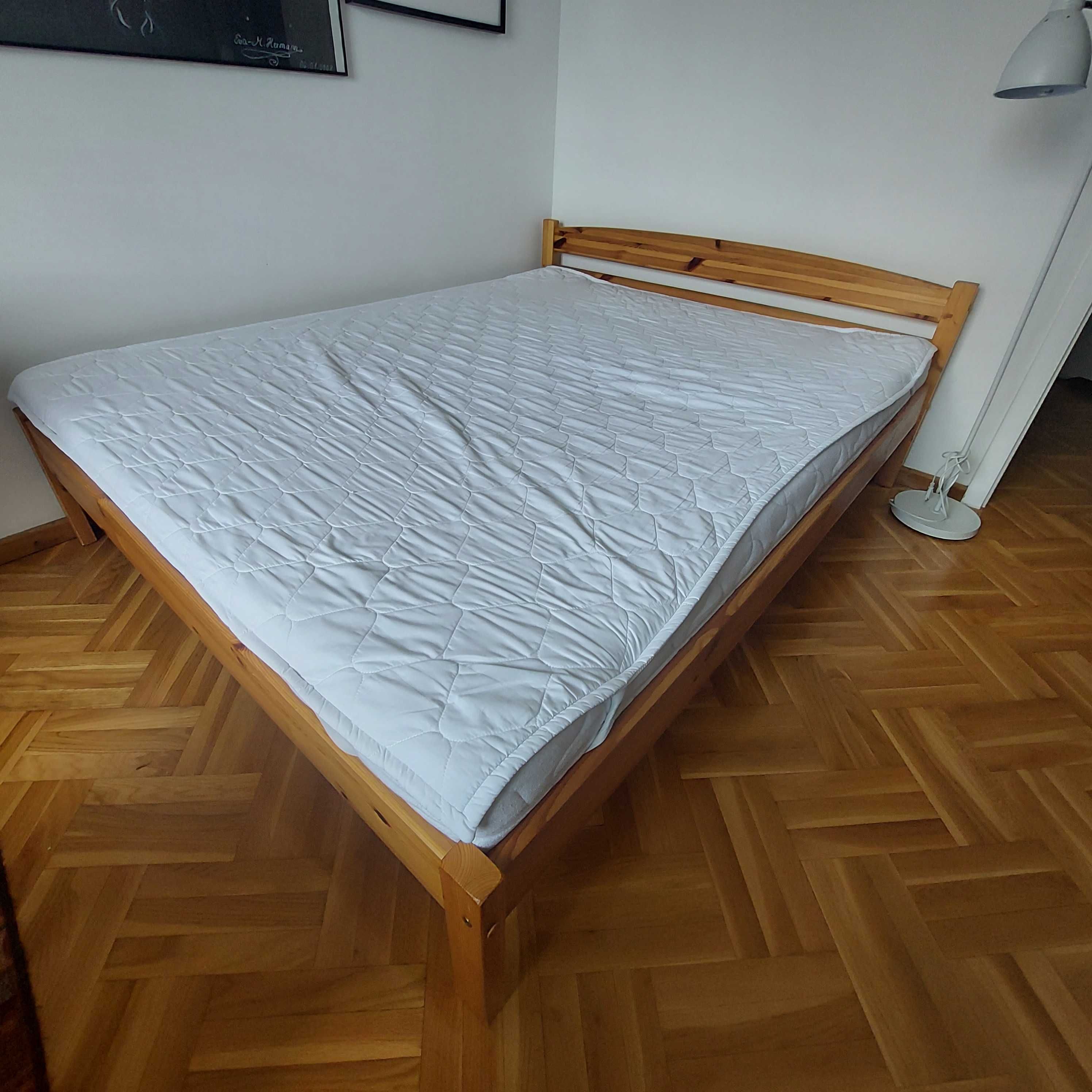 Duże wygodne łóżko z materacem