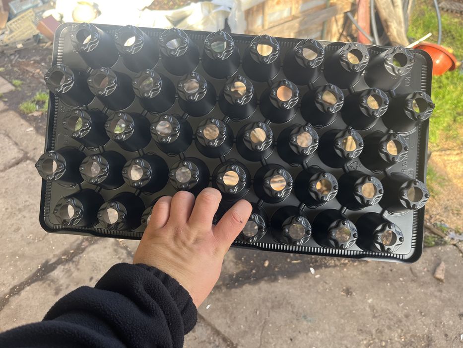 В наявності касети для росади на 60 ячейок кількість необмежена