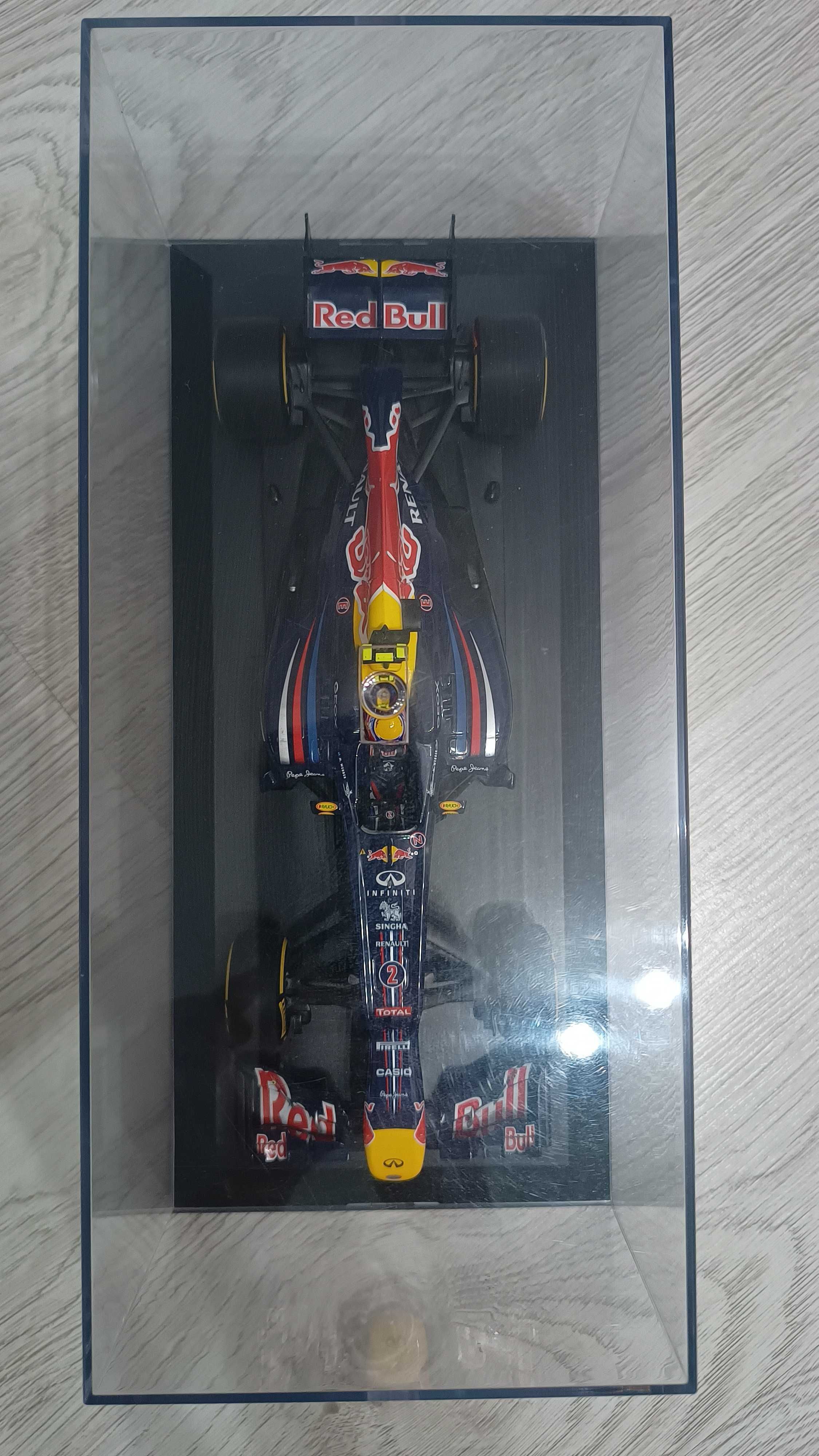 F1 model R8. M.Webber 2012, skala 1:18