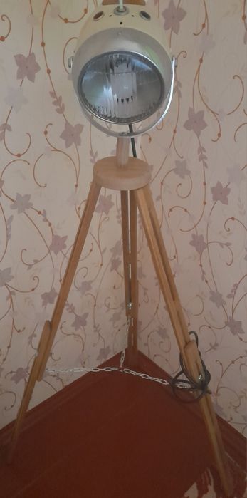 Торшер в стилі лофт.