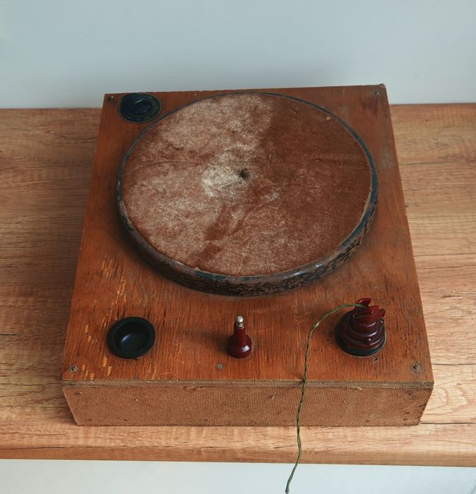 Stary sprawny gramofon