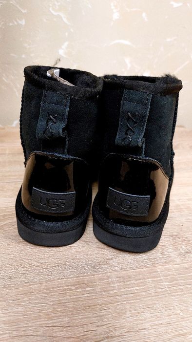 Уггі, ugg 37 розмір,  лакова вставка, 23 смсм