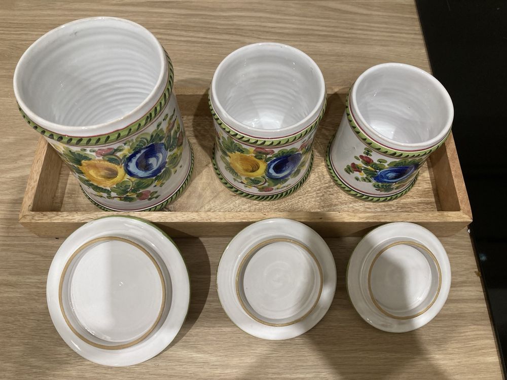 Ceramiczne pojemniki ręcznie malowane z Sycylii